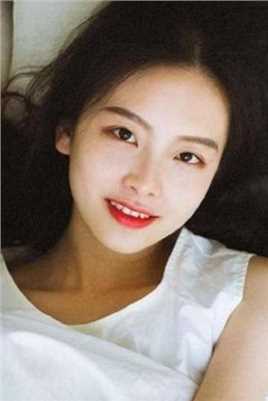 优质居家少女室内慵懒又性感唇红齿白超吸睛图片